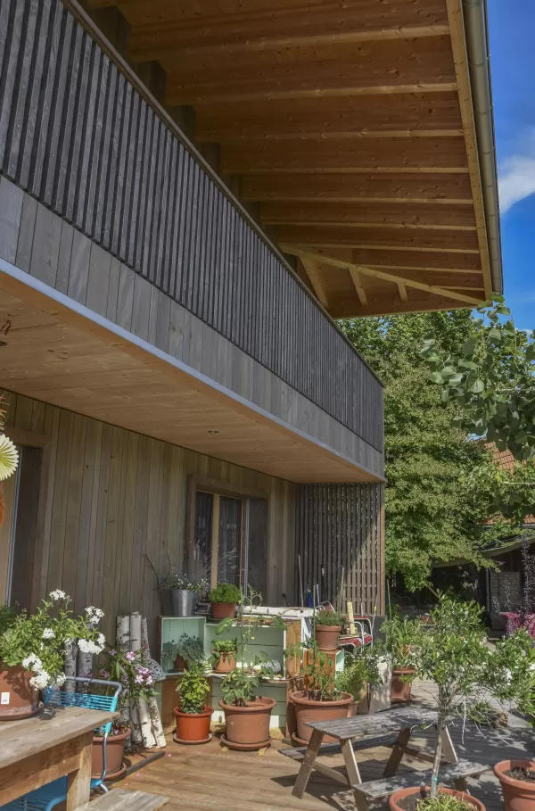 «Für uns war von Anfang an klar, dass wir eine ökologische und regionale Lösung suchen. Wir wollten ein Haus bauen, welches auf einer natürlichen Bauweise basiert und mit einer möglichst geringen Menge an Kunststoffen auskommt. Gleichzeitig war es uns wichtig, dass die Wertschöpfung in der Region bleibt. Das Material Holz stand deshalb im Zentrum unserer Überlegungen und die Lösung von Truberholz passte bestens zu unseren Anforderungen.     Nun wohnen wir bereits ein Jahr im Neubau und können mit Bestimmthe