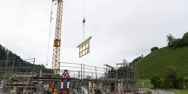 Wir freuen uns, euch ein weiteres spannendes Projekt von Truberholz vorzustellen! In unserem charmanten Trub entsteht ein einzigartiges 6-Familienhaus, welches komplett aus unserem nachhaltigen und umweltfreundlichen Truberholz-System gebaut wird. 💚 Warum Truberholz? Truberholz steht für ökologische Verantwortung, lokale Materialien und nachhaltige Bauweise. Jedes unserer Projekte wird mit größter Sorgfalt und Liebe zur Umwelt umgesetzt, und unser neues Mehrfamilienhaus ist da keine Ausnahme.