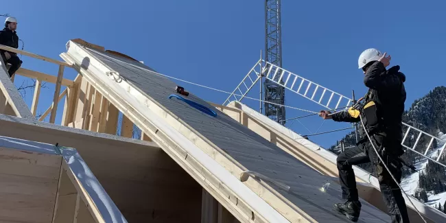 Truberholz-Ferienhaus: Ein Bauprojekt im Schnee  Mitten im Frühling, doch umgeben von Schnee – so wurde eines unserer Truberholz-Ferienhäuser dieses Jahr aufgerichtet. Unsere nachhaltigen Ferienhäuser werden aus regionalem Holz gefertigt und mit höchster Handwerkskunst erbaut. Sie bieten nicht nur eine behagliche Atmosphäre, sondern auch eine enge Verbindung zur Natur, egal zu welcher Jahreszeit.  Bei uns steht Qualität, Nachhaltigkeit und Regionalität im Mittelpunkt. Unsere Häuser sind perfekt für alle, di