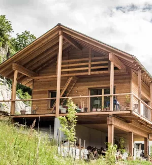 in Birgisch mit einer Netto-Wohnfläche von 96 m2 ist eines der ersten solaren Direktgewinnhäuser im «Sonnenkanton Wallis»: ein optimal dämmendes Vollholzwandsystem aus regionalem, in abnehmendem Mond geschlagenem Fichtenholz, genügend Speichermasse, spezielles Fensterglas und eine optimale Beschattung machen eine Heizung überflüssig (lediglich ein kleiner Stückholzofen überbrückt lange winterliche Schlechtwetterphasen). Praktisch ausschliesslich werden ökologische Materialien verwendet. Walliser und Berner 