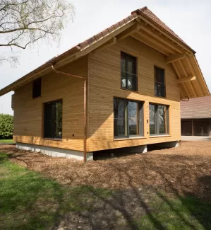 Wohnhaus Truberholzhaus Schalung aussen liegend Truberholzwände sichtbar, im Bad alles Holz inkl, Boden, in der Küche alles Holz inkl, Küchenboden Regionalität Truberholz Schweizer Holz Zimmermann Seeland