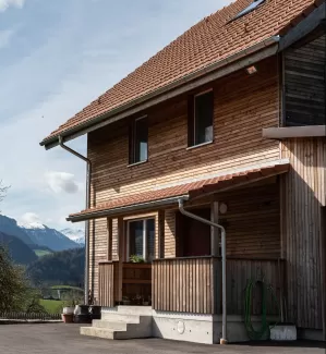 Bei Truberholz AG sind wir stolz darauf, ein weiteres einzigartiges Wohnprojekt erfolgreich abgeschlossen zu haben! ✨  Dieses Neubauprojekt beeindruckt durch seine massiven, natürlichen Holzstämme, die dem Haus nicht nur Stabilität und Struktur verleihen, sondern auch einen warmen, einladenden Charakter schaffen. 🪵  Die imposanten Stämme, die das Herzstück des Designs bilden, bringen die Natur direkt ins Haus und sorgen für eine unverwechselbare Atmosphäre. Durch die sorgfältige Verarbeitung von lokalem Ho