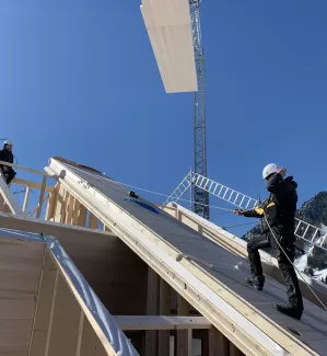 Truberholz-Ferienhaus: Ein Bauprojekt im Schnee  Mitten im Frühling, doch umgeben von Schnee – so wurde eines unserer Truberholz-Ferienhäuser dieses Jahr aufgerichtet. Unsere nachhaltigen Ferienhäuser werden aus regionalem Holz gefertigt und mit höchster Handwerkskunst erbaut. Sie bieten nicht nur eine behagliche Atmosphäre, sondern auch eine enge Verbindung zur Natur, egal zu welcher Jahreszeit.  Bei uns steht Qualität, Nachhaltigkeit und Regionalität im Mittelpunkt. Unsere Häuser sind perfekt für alle, di