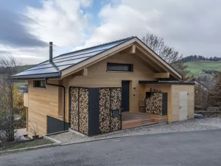Hallo zusammen! 🌟 Wir haben unser neuestes Kleinwohnhaus aus Truberholz fertiggestellt! 🌟   Dieses Haus ist nicht nur wunderschön, sondern auch nachhaltig und gesund. Hergestellt aus regionalem Holz ohne chemische Zusätze, bietet es ein natürliches Wohlfühlambiente.   Unsere Stärken: 🏡 **Nachhaltiger Holzbau:** Ohne chemische Holzschutzmittel und Leime. 🌱 **Gesundes Wohnklima:** Natürliches Wohlfühlambiente ohne Kompromisse. 🛠 **Komplettservice:** Von der Beratung über die Planung bis zur Realisierung 