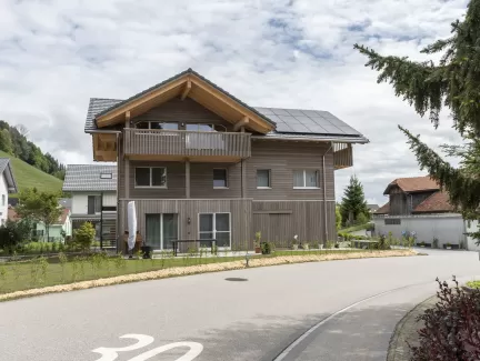 Nachhaltigkeit und Wohngesundheit sind für uns keine leeren Worte. Unser neuestes Mehrfamilienhaus zeigt, wie sich umweltfreundliches Bauen und modernster Wohnkomfort vereinen lassen. Truberholz, ein regionales und nachhaltiges Baumaterial, bietet zahlreiche Vorteile:  Umweltfreundlich: Truberholz ist regional und nachhaltig. Wohngesund: Holz schafft ein gesundes Raumklima. Effizient: Holz ist ein natürlicher Dämmstoff und hilft, Energie zu sparen. Individuell: Jedes Haus ist ein Unikat.