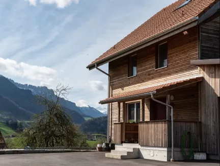 Bei Truberholz AG sind wir stolz darauf, ein weiteres einzigartiges Wohnprojekt erfolgreich abgeschlossen zu haben! ✨  Dieses Neubauprojekt beeindruckt durch seine massiven, natürlichen Holzstämme, die dem Haus nicht nur Stabilität und Struktur verleihen, sondern auch einen warmen, einladenden Charakter schaffen. 🪵  Die imposanten Stämme, die das Herzstück des Designs bilden, bringen die Natur direkt ins Haus und sorgen für eine unverwechselbare Atmosphäre. Durch die sorgfältige Verarbeitung von lokalem Ho