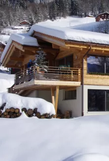 Im Hasliberg wurde im Februar das erste Truber Holz-Haus aufgerichtet. Dazu gab es einen Beitrag im Radio BeO:     Anmoderation: Ufem Hasliberg wird äs Massivholz-Haus baue. Nid einfach äs gwöhnlichs Holzhaus, wies mängs git im Berner Oberland. Äs entsteiht äs Tuber-Holzhaus, praktisch ohni Metau, Liim oder Plastik. Zum Isatz chunnt derfür Houz, u zwar serigs, ohni Frömdstoffe. Es isch z erschte vo sire Art hie im Bärner Oberland: Meh drüber weiss d Alina Burri....      Abmoderation: Mittlerwile chame das S