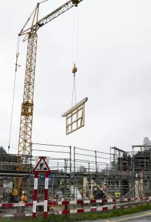 Wir freuen uns, euch ein weiteres spannendes Projekt von Truberholz vorzustellen! In unserem charmanten Trub entsteht ein einzigartiges 6-Familienhaus, welches komplett aus unserem nachhaltigen und umweltfreundlichen Truberholz-System gebaut wird. 💚 Warum Truberholz? Truberholz steht für ökologische Verantwortung, lokale Materialien und nachhaltige Bauweise. Jedes unserer Projekte wird mit größter Sorgfalt und Liebe zur Umwelt umgesetzt, und unser neues Mehrfamilienhaus ist da keine Ausnahme.