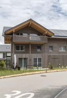 Nachhaltigkeit und Wohngesundheit sind für uns keine leeren Worte. Unser neuestes Mehrfamilienhaus zeigt, wie sich umweltfreundliches Bauen und modernster Wohnkomfort vereinen lassen. Truberholz, ein regionales und nachhaltiges Baumaterial, bietet zahlreiche Vorteile:  Umweltfreundlich: Truberholz ist regional und nachhaltig. Wohngesund: Holz schafft ein gesundes Raumklima. Effizient: Holz ist ein natürlicher Dämmstoff und hilft, Energie zu sparen. Individuell: Jedes Haus ist ein Unikat.