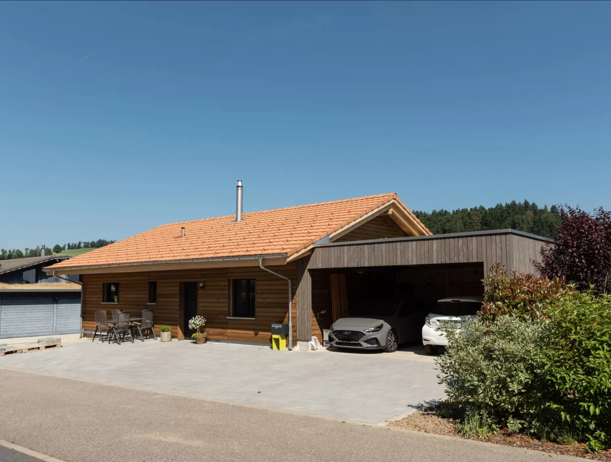 Truberholz-Haus Kleines Wohnhaus - Einfamilienhaus. Truberholzwand nur teils sichtbar. Haus steht in Ursenbach
