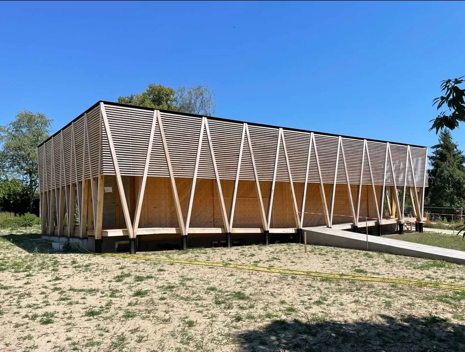 Ein neuer Kunstpavillon im Garten von Albert Anker aus Truberholz   Albert Samuel Anker war ein Schweizer Maler, Grafiker und Genremaler des schweizerischen Volkslebens.   Mit dem Center Albert Anker entsteht in Ins ein einzigartiger Kulturort mit regionaler Verankerung und nationaler Ausstrahlung.