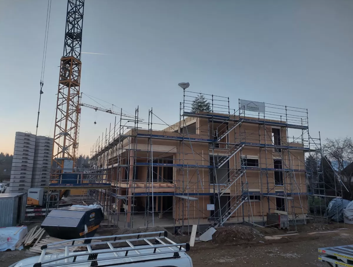 Aufrichten Mehrfamilienhaus in Recherswil, Truberholzhaus,   "Alles aus einer Hand - von der Beratung bis hin zur Ausführung"  Sagen Sie uns was Sie vorstellen und wir entwickeln gemeinsam mit Ihnen Ihr Zuhause.