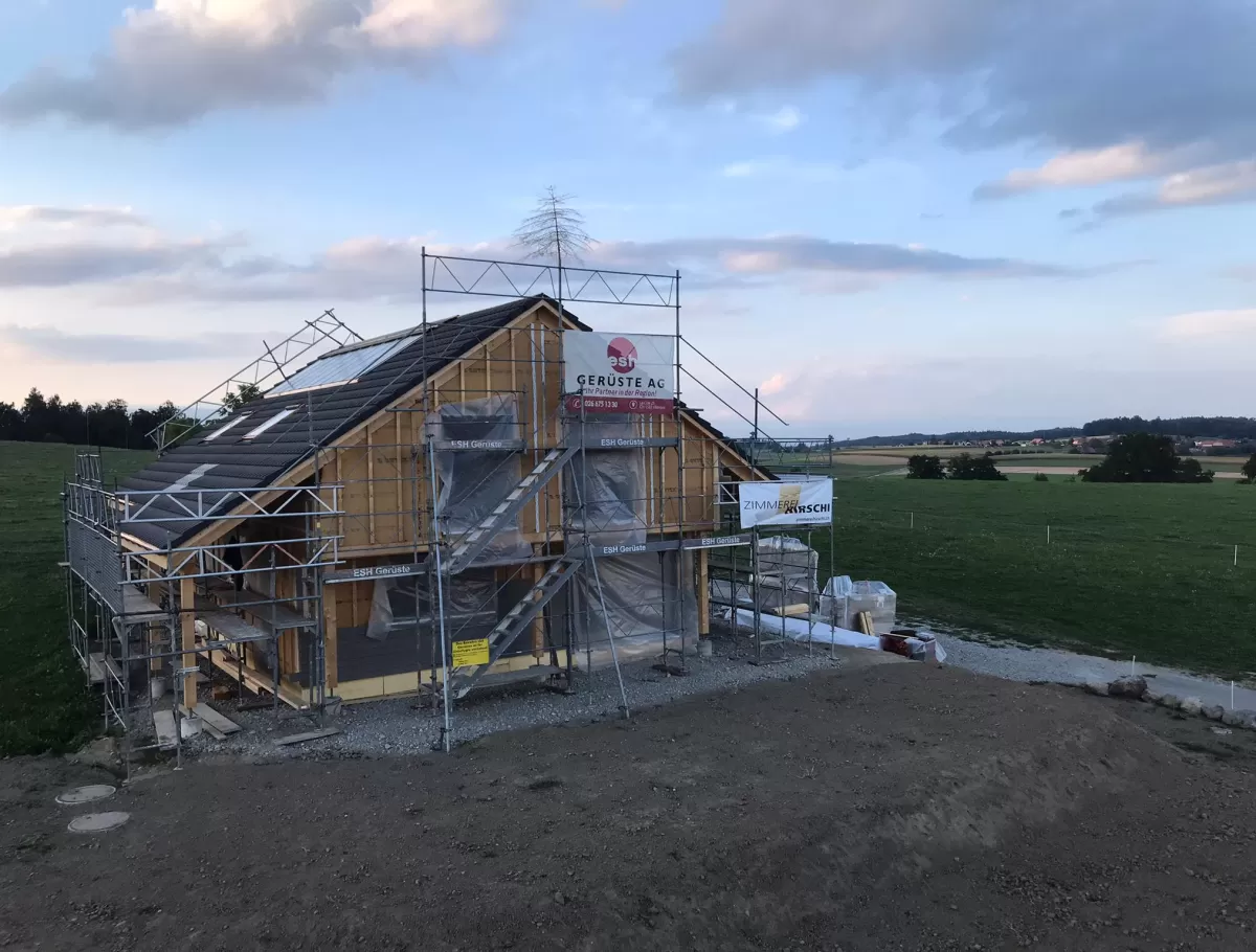 Entstehung Truberholzhaus Einfamilienhaus in Cressier, Ausschreibung Auftragsvergabe Ausführungsplanung Terminplanung Koordination der Handwerker Ausführungs- und Qualitätskontrolle Kostenkontrolle Abnahme und Übergabe