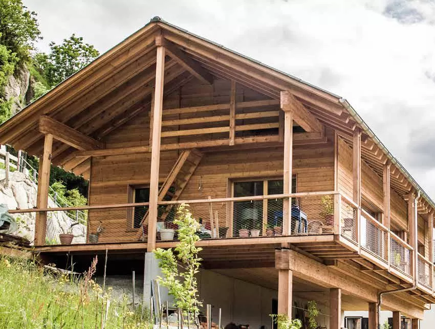 in Birgisch mit einer Netto-Wohnfläche von 96 m2 ist eines der ersten solaren Direktgewinnhäuser im «Sonnenkanton Wallis»: ein optimal dämmendes Vollholzwandsystem aus regionalem, in abnehmendem Mond geschlagenem Fichtenholz, genügend Speichermasse, spezielles Fensterglas und eine optimale Beschattung machen eine Heizung überflüssig (lediglich ein kleiner Stückholzofen überbrückt lange winterliche Schlechtwetterphasen). Praktisch ausschliesslich werden ökologische Materialien verwendet. Walliser und Berner 