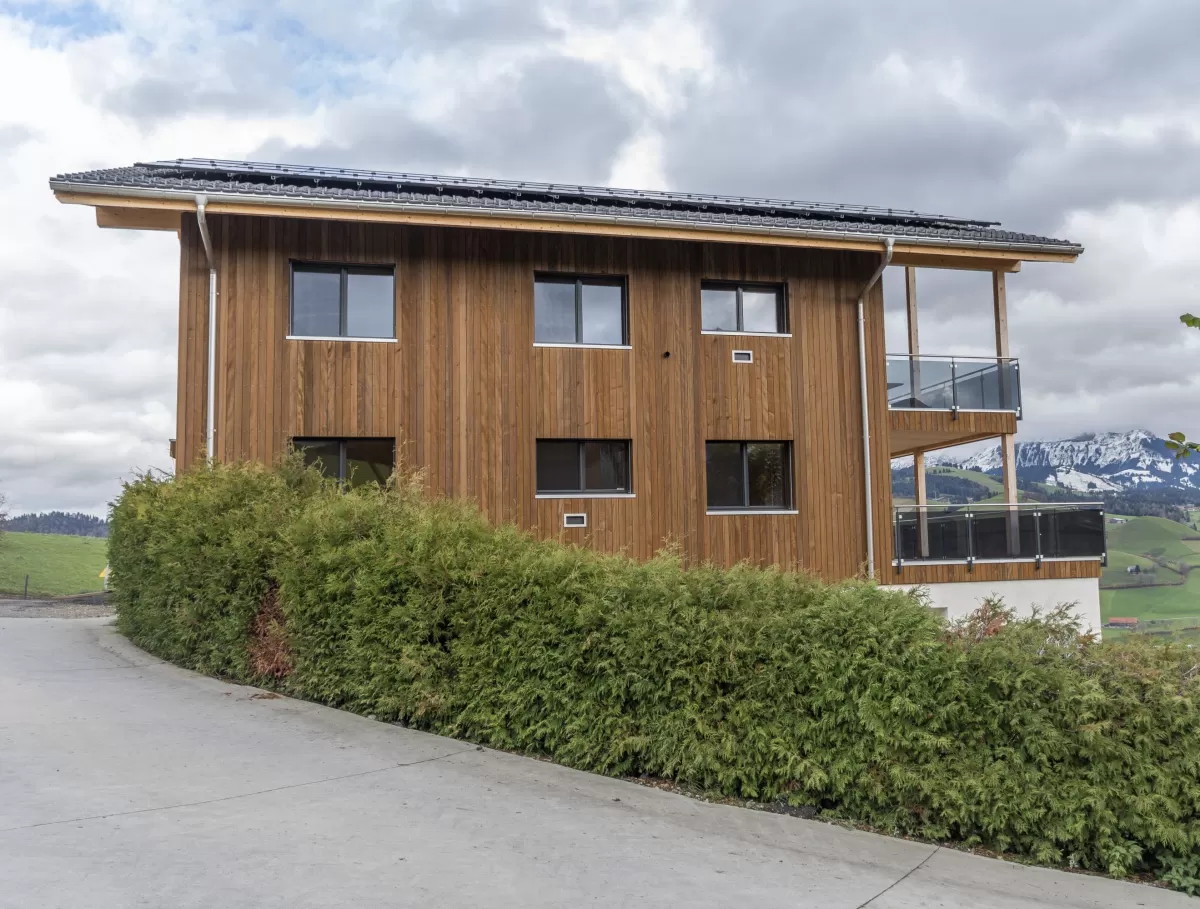 Wir freuen uns darauf, Ihnen hochwertige Holzprodukte und erstklassigen Service zu bieten. Kontaktieren Sie uns gerne, wenn Sie Fragen haben oder eine individuelle Beratung wünschen. Truberholz – Ihr Partner für hochwertiges Holz in der Schweiz."