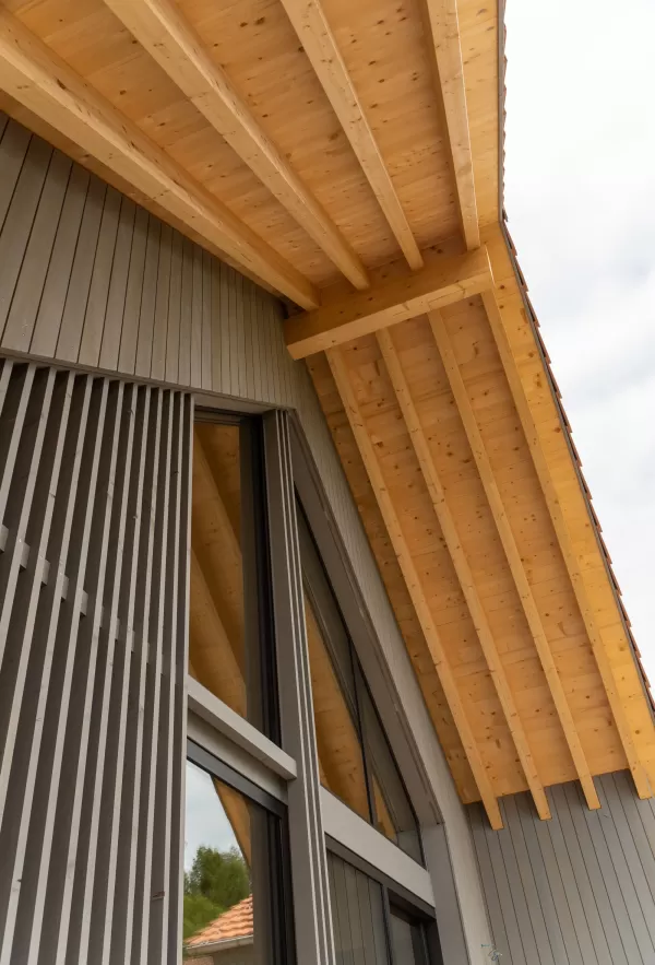 Truberholz-Haus Einfamilienhaus, vor vergraute Aussenschalung stehend, Innen Truberholz-Wände sichtbar, Dübel sichtbar, helles Haus mit grossen Fensterfronten in die Gehrung, eingekleidete Treppe, Haus mit Ziegel, inkl. Garage