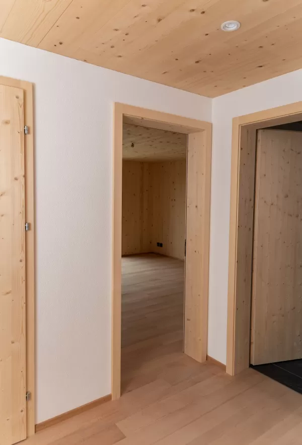 Truberholz-Haus Einfamilienhaus, vor vergraute Aussenschalung stehend, Innen Truberholz-Wände sichtbar, Dübel sichtbar, helles Haus mit grossen Fensterfronten in die Gehrung, eingekleidete Treppe, Haus mit Ziegel, inkl. Garage