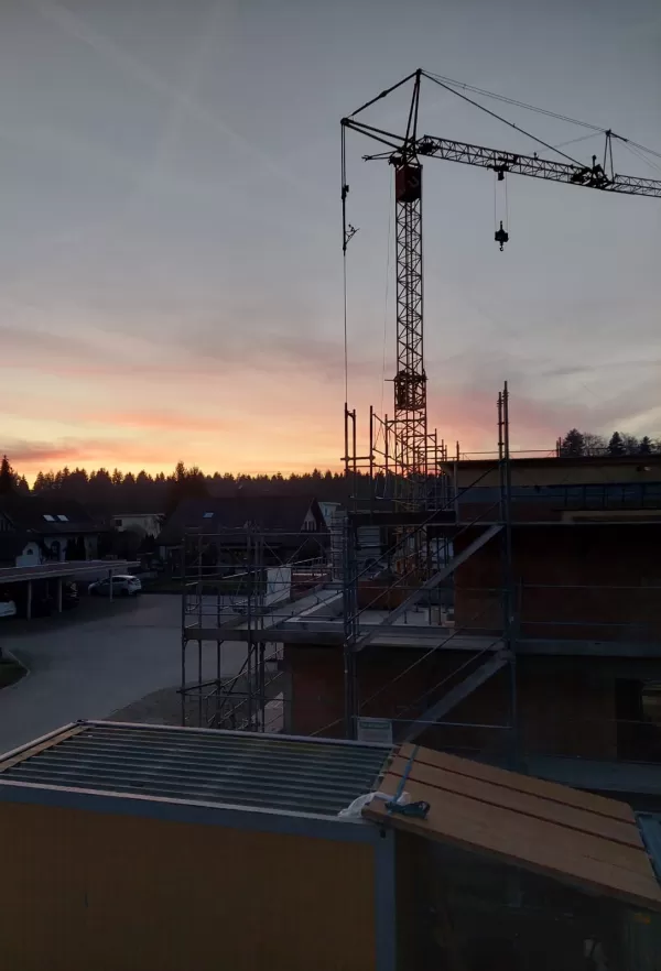 Aufrichten Mehrfamilienhaus in Recherswil, Truberholzhaus,   "Alles aus einer Hand - von der Beratung bis hin zur Ausführung"  Sagen Sie uns was Sie vorstellen und wir entwickeln gemeinsam mit Ihnen Ihr Zuhause.