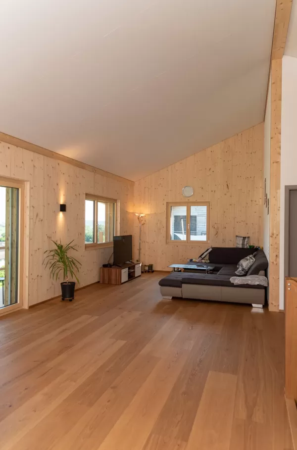 Truberholz-Haus Kleines Wohnhaus - Einfamilienhaus. Truberholzwand nur teils sichtbar. Haus steht in Ursenbach