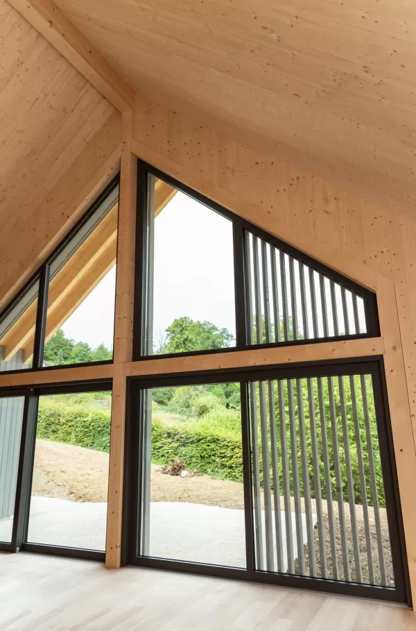 Truberholz-Haus Einfamilienhaus, vor vergraute Aussenschalung stehend, Innen Truberholz-Wände sichtbar, Dübel sichtbar, helles Haus mit grossen Fensterfronten in die Gehrung, eingekleidete Treppe, Haus mit Ziegel, inkl. Garage