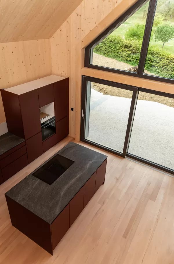 Truberholz-Haus Einfamilienhaus, vor vergraute Aussenschalung stehend, Innen Truberholz-Wände sichtbar, Dübel sichtbar, helles Haus mit grossen Fensterfronten in die Gehrung, eingekleidete Treppe, Haus mit Ziegel, inkl. Garage