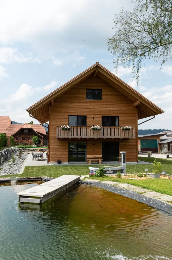 Bauernhaus aus Truberholzwänden, Schalung Aussen aus Douglas, sägeroh, unbehandelt (naturbelassen), Befestigung A2 Rostfrei, alles geschraubt