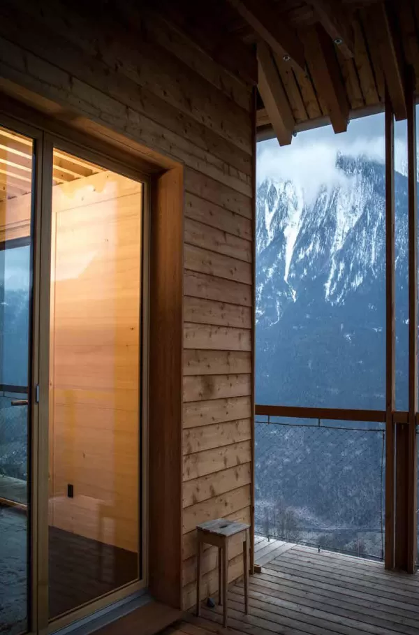 in Birgisch mit einer Netto-Wohnfläche von 96 m2 ist eines der ersten solaren Direktgewinnhäuser im «Sonnenkanton Wallis»: ein optimal dämmendes Vollholzwandsystem aus regionalem, in abnehmendem Mond geschlagenem Fichtenholz, genügend Speichermasse, spezielles Fensterglas und eine optimale Beschattung machen eine Heizung überflüssig (lediglich ein kleiner Stückholzofen überbrückt lange winterliche Schlechtwetterphasen). Praktisch ausschliesslich werden ökologische Materialien verwendet. Walliser und Berner 