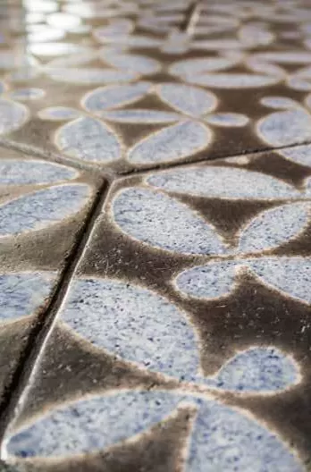 in Birgisch mit einer Netto-Wohnfläche von 96 m2 ist eines der ersten solaren Direktgewinnhäuser im «Sonnenkanton Wallis»: ein optimal dämmendes Vollholzwandsystem aus regionalem, in abnehmendem Mond geschlagenem Fichtenholz, genügend Speichermasse, spezielles Fensterglas und eine optimale Beschattung machen eine Heizung überflüssig (lediglich ein kleiner Stückholzofen überbrückt lange winterliche Schlechtwetterphasen). Praktisch ausschliesslich werden ökologische Materialien verwendet. Walliser und Berner 