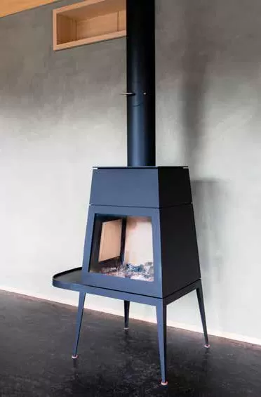 in Birgisch mit einer Netto-Wohnfläche von 96 m2 ist eines der ersten solaren Direktgewinnhäuser im «Sonnenkanton Wallis»: ein optimal dämmendes Vollholzwandsystem aus regionalem, in abnehmendem Mond geschlagenem Fichtenholz, genügend Speichermasse, spezielles Fensterglas und eine optimale Beschattung machen eine Heizung überflüssig (lediglich ein kleiner Stückholzofen überbrückt lange winterliche Schlechtwetterphasen). Praktisch ausschliesslich werden ökologische Materialien verwendet. Walliser und Berner 