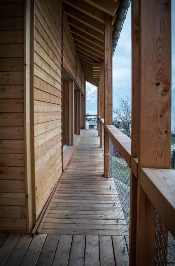 in Birgisch mit einer Netto-Wohnfläche von 96 m2 ist eines der ersten solaren Direktgewinnhäuser im «Sonnenkanton Wallis»: ein optimal dämmendes Vollholzwandsystem aus regionalem, in abnehmendem Mond geschlagenem Fichtenholz, genügend Speichermasse, spezielles Fensterglas und eine optimale Beschattung machen eine Heizung überflüssig (lediglich ein kleiner Stückholzofen überbrückt lange winterliche Schlechtwetterphasen). Praktisch ausschliesslich werden ökologische Materialien verwendet. Walliser und Berner 