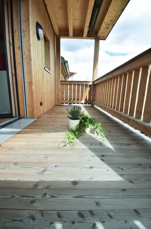 Mehrfamilienhaus in Lyss. Das Haus ist von einem Naturgarten umschlungen. Die Storen sind nach einem Farbmuster von der Bauherrin ausgewählt.