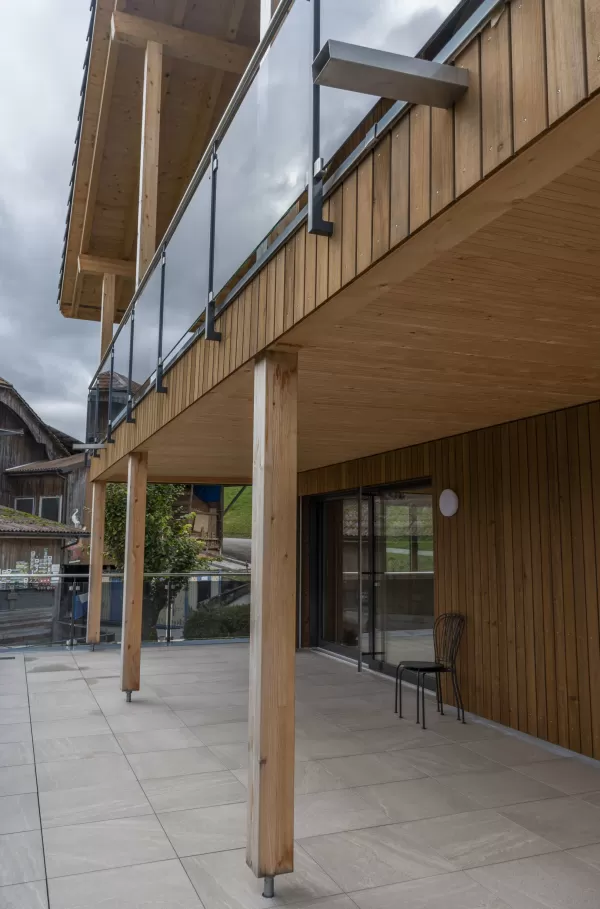 Entdecken Sie unsere vielseitigen Holzarten, darunter Eichenholz, Buchenholz, Kiefernholz und mehr. Wir bieten Ihnen alles, was Sie für Ihre Bauprojekte benötigen, von Holzbalken über Bodendielen bis hin zu Gartenmöbeln und Spielgeräten.