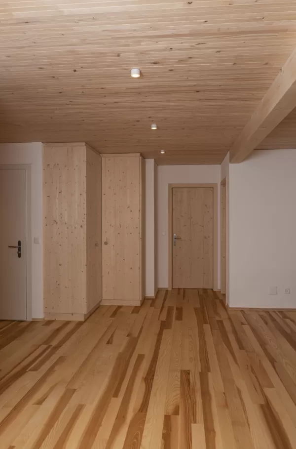 Unser erfahrenes Team steht Ihnen mit Rat und Tat zur Seite, um Ihnen bei der Auswahl der passenden Materialien und Produkte zu helfen. Wir legen großen Wert auf Qualität und Nachhaltigkeit und bieten Ihnen Produkte, die höchsten Ansprüchen gerecht werden.