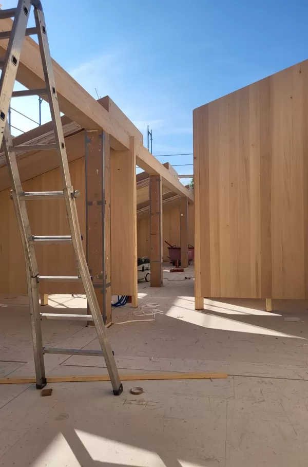 𝗦𝗲𝗰𝗵𝘀-𝗙𝗮𝗺𝗶𝗹𝗶𝗲𝗻-𝗛𝗮𝘂𝘀 𝗺𝗶𝘁 𝘂𝗻𝗴𝗹𝗮𝘂𝗯𝗹𝗶𝗰𝗵𝗲𝗻 𝗗𝗶𝗺𝗲𝗻𝘀𝗶𝗼𝗻𝗲𝗻 ✨🏡  Unser neuestes Mehrfamilienhaus beeindruckt nicht nur durch seine Größe, sondern auch durch die massive Verwendung von regionalem Holz:  🌲 𝟯𝟳𝟬 𝗺³ 𝗦𝗰𝗵𝘄𝗲𝗶𝘇𝗲𝗿 𝗛𝗼𝗹𝘇 𝘃𝗲𝗿𝗯𝗮𝘂𝘁 - um euch eine Vorstellung zu geben: Das entspricht etwa einem Ertrag von rund 300 ausgewachsenen Fichten und Tannen!  🌿 𝗪𝗲𝗶𝘀𝘀𝘁𝗮𝗻𝗻𝗲 für alle Innen- und Außenwände sowie das Dach.  🌳 𝟲𝟴𝟬 𝗺² 𝗴𝗲𝗱ä𝗺𝗽𝗳