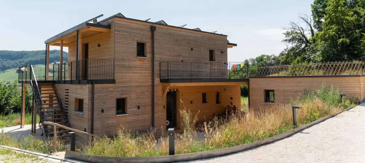 Einfamilienhaus aus Truberholz mit einem Flachdach, Balkon, liegende Aussenschalung