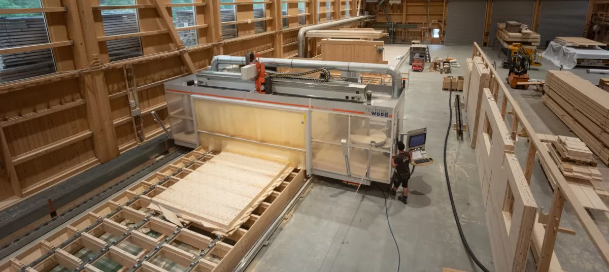 Die Truberholz-Halle von Innen, ersichtlich ist die Truberholz Abbundanlage, die Grösse der Halle, das ganze einheimische Holz aus der die Halle gebaut wurde