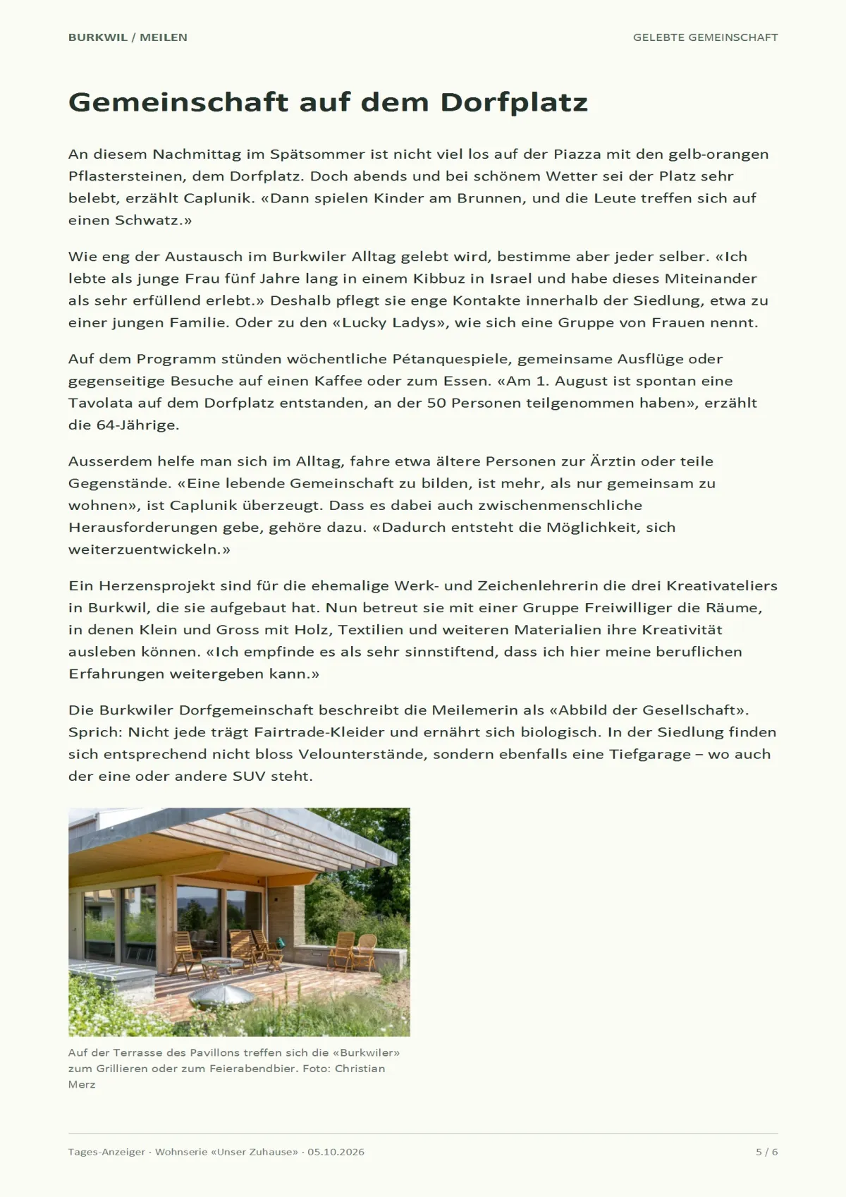 Tages-Anzeiger-Artikel vom 5. Oktober 2026 über das Leben in der Ökosiedlung Burkwil in Meilen, mit einem Foto von Nadine Caplunik am Holztisch ihrer Wohnung.