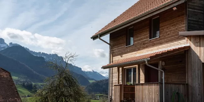 Bei Truberholz AG sind wir stolz darauf, ein weiteres einzigartiges Wohnprojekt erfolgreich abgeschlossen zu haben! ✨  Dieses Neubauprojekt beeindruckt durch seine massiven, natürlichen Holzstämme, die dem Haus nicht nur Stabilität und Struktur verleihen, sondern auch einen warmen, einladenden Charakter schaffen. 🪵  Die imposanten Stämme, die das Herzstück des Designs bilden, bringen die Natur direkt ins Haus und sorgen für eine unverwechselbare Atmosphäre. Durch die sorgfältige Verarbeitung von lokalem Ho