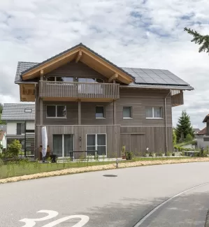 Nachhaltigkeit und Wohngesundheit sind für uns keine leeren Worte. Unser neuestes Mehrfamilienhaus zeigt, wie sich umweltfreundliches Bauen und modernster Wohnkomfort vereinen lassen. Truberholz, ein regionales und nachhaltiges Baumaterial, bietet zahlreiche Vorteile:  Umweltfreundlich: Truberholz ist regional und nachhaltig. Wohngesund: Holz schafft ein gesundes Raumklima. Effizient: Holz ist ein natürlicher Dämmstoff und hilft, Energie zu sparen. Individuell: Jedes Haus ist ein Unikat.