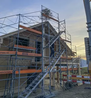 Neues Wohnhaus aus Truberholz in Fahrni bei Thun  Wir freuen uns, ein weiteres Wohnhaus aus Truberholz aufzustellen! 🌲🏡 Dieses nachhaltige Bauprojekt vereint natürliche Ästhetik mit höchster Qualität und Regionalität.  Truberholz stammt direkt aus dem Emmental und steht für langlebige, umweltfreundliche Holzbauten – perfekt für ein gesundes Wohnklima und modernes Design.  📸 Schauen Sie sich hier einige Eindrücke aus der Bauphase an!  ➡️ Mehr zu Truberholz und unseren Projekten: www.truberholz.ch  #Truber