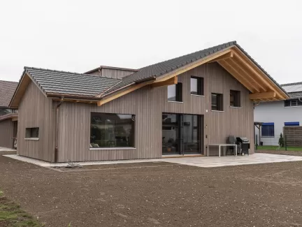 Einfamilienhaus in Bätterkinden aus Truberholz. Schalung vorgergraut stehend. In der Küche hat es eine wunderschöne Sitzecke mit Fenster. Die Fliesen im Badezimmer haben ein sehr schönes Blumenmuster in den Grün - Brauntönen. Aussen hat es genügend Umschwung für Rasen, Garten, Grillplatz. Das Holz stammt aus der Region Trub und alles ist sehr Nachhaltig. Die Planung, eigentlich die ganze Baudienstleistung erfoglt über die Truberholz AG und die Zimmerei Hirschi AG. Das Haus ist sehr stylisch eingerichtet.