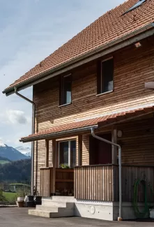 Bei Truberholz AG sind wir stolz darauf, ein weiteres einzigartiges Wohnprojekt erfolgreich abgeschlossen zu haben! ✨  Dieses Neubauprojekt beeindruckt durch seine massiven, natürlichen Holzstämme, die dem Haus nicht nur Stabilität und Struktur verleihen, sondern auch einen warmen, einladenden Charakter schaffen. 🪵  Die imposanten Stämme, die das Herzstück des Designs bilden, bringen die Natur direkt ins Haus und sorgen für eine unverwechselbare Atmosphäre. Durch die sorgfältige Verarbeitung von lokalem Ho