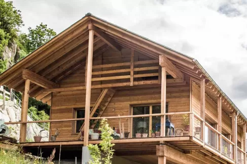in Birgisch mit einer Netto-Wohnfläche von 96 m2 ist eines der ersten solaren Direktgewinnhäuser im «Sonnenkanton Wallis»: ein optimal dämmendes Vollholzwandsystem aus regionalem, in abnehmendem Mond geschlagenem Fichtenholz, genügend Speichermasse, spezielles Fensterglas und eine optimale Beschattung machen eine Heizung überflüssig (lediglich ein kleiner Stückholzofen überbrückt lange winterliche Schlechtwetterphasen). Praktisch ausschliesslich werden ökologische Materialien verwendet. Walliser und Berner 