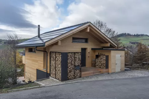 Hallo zusammen! 🌟 Wir haben unser neuestes Kleinwohnhaus aus Truberholz fertiggestellt! 🌟   Dieses Haus ist nicht nur wunderschön, sondern auch nachhaltig und gesund. Hergestellt aus regionalem Holz ohne chemische Zusätze, bietet es ein natürliches Wohlfühlambiente.   Unsere Stärken: 🏡 **Nachhaltiger Holzbau:** Ohne chemische Holzschutzmittel und Leime. 🌱 **Gesundes Wohnklima:** Natürliches Wohlfühlambiente ohne Kompromisse. 🛠 **Komplettservice:** Von der Beratung über die Planung bis zur Realisierung 