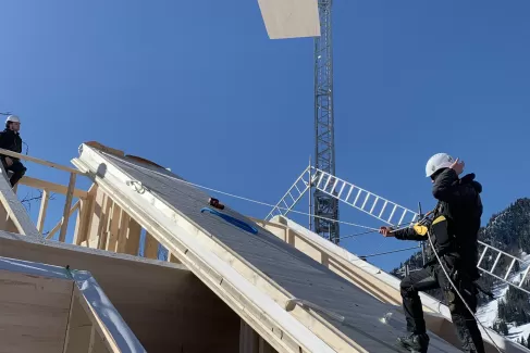 Truberholz-Ferienhaus: Ein Bauprojekt im Schnee  Mitten im Frühling, doch umgeben von Schnee – so wurde eines unserer Truberholz-Ferienhäuser dieses Jahr aufgerichtet. Unsere nachhaltigen Ferienhäuser werden aus regionalem Holz gefertigt und mit höchster Handwerkskunst erbaut. Sie bieten nicht nur eine behagliche Atmosphäre, sondern auch eine enge Verbindung zur Natur, egal zu welcher Jahreszeit.  Bei uns steht Qualität, Nachhaltigkeit und Regionalität im Mittelpunkt. Unsere Häuser sind perfekt für alle, di