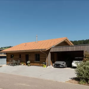 Truberholz-Haus Kleines Wohnhaus - Einfamilienhaus. Truberholzwand nur teils sichtbar. Haus steht in Ursenbach