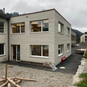 Kindergarten Lehrerzimmer aus Truberholzwänden, Schalung Falzbrett liegend, Farbe passend zum alten Gebäude