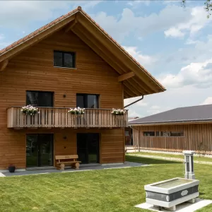 Bauernhaus aus Truberholzwänden, Schalung Aussen aus Douglas, sägeroh, unbehandelt (naturbelassen), Befestigung A2 Rostfrei, alles geschraubt