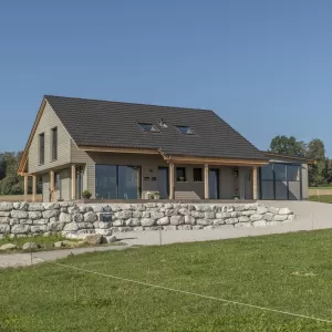 Neubau Wohnhaus mit wunderschönen Veranda im Amerikanischen-Style, Truberholz Wände sind sichtbar (mit Holzdübel sichtbar), das komplette Haus besteht aus Holz (es wurden keine Fermacel-Platten verwendet), Aussenschalung liegend - vorvergraut, ohne Kellergeschoss, dafür mit Garagenanbau direkt am Wohnhaus, das Haus ist ein Wohnhaus von einem Landwirtschaftlichen Betrieb, deshalb die integrierte Nasszone (Nassraum), der Badezimmerboden ist ein Massivholzboden aus Fichte (keine Fliessen) 