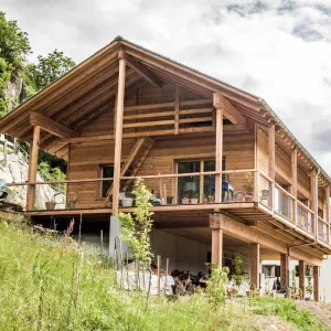 in Birgisch mit einer Netto-Wohnfläche von 96 m2 ist eines der ersten solaren Direktgewinnhäuser im «Sonnenkanton Wallis»: ein optimal dämmendes Vollholzwandsystem aus regionalem, in abnehmendem Mond geschlagenem Fichtenholz, genügend Speichermasse, spezielles Fensterglas und eine optimale Beschattung machen eine Heizung überflüssig (lediglich ein kleiner Stückholzofen überbrückt lange winterliche Schlechtwetterphasen). Praktisch ausschliesslich werden ökologische Materialien verwendet. Walliser und Berner 